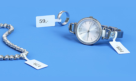 Schmucketiketten als Preisauszeichnungsetikett an Schmuckstücken