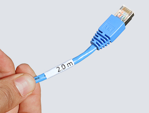 Eine Hand hält ein blaues Ethernet-Kabel. Ein weißer selbstlaminierender Kabelmarkierer mit der Aufschrift „2.0 m“ ist straff um das Kabel gewickelt und schützt die Beschriftung dauerhaft.