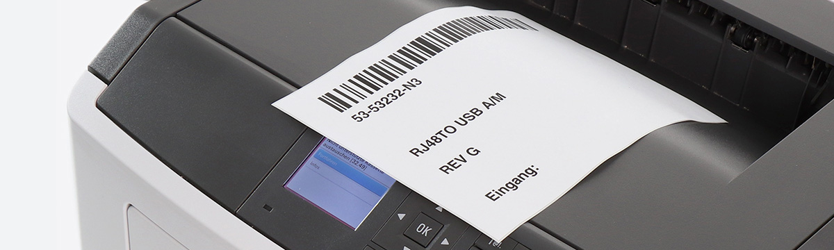 Laserdrucker beim Ausdruck eines Etiketts mit Barcode und Text auf einem DIN-A4-Bogen.
