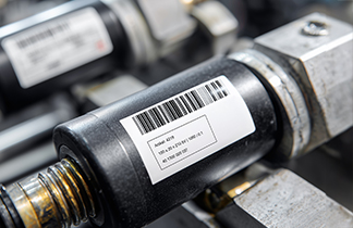 Bauteil mit Etikett zur Kennzeichnung, inklusive Seriennummer und Barcode f&uuml;r R&uuml;ckverfolgbarkeit.