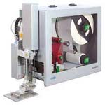 Das cab Hermes Q System druckt und spendet Etiketten automatisiert in industriellen Produktionslinien.