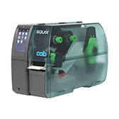 Kompakter cab SQUIX 2 Typenschild Drucker mit transparentem Geh&auml;use f&uuml;r schmale Etikettenrollen.