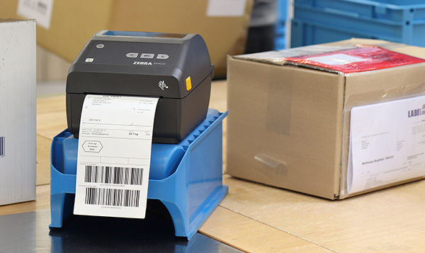 Desktopdrucker mit bedrucktem Versandetikett