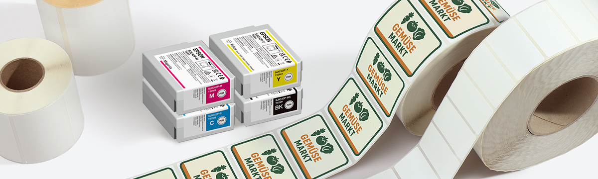 Farbige Produktetiketten auf Rolle neben Inkjet-Tintenpatronen für den hochauflösenden Etikettendruck.