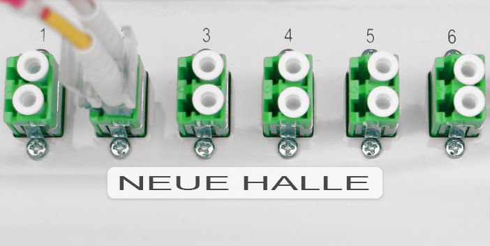 Etikett mit der Beschriftung &bdquo;NEUE HALLE&ldquo; kennzeichnet Anschl&uuml;sse in einem Server- oder Verteilerschrank &uuml;bersichtlich.