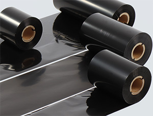 Schwarze AXR 7+ Harz Farbb&auml;nder auf Rolle f&uuml;r den Thermotransferdruck hitzebest&auml;ndiger Etiketten.