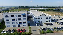 Luftaufnahme des Labelident Firmengeb&auml;udes mit erweiterter Produktions- und Lagerhalle, die 2017 gebaut wurde.
