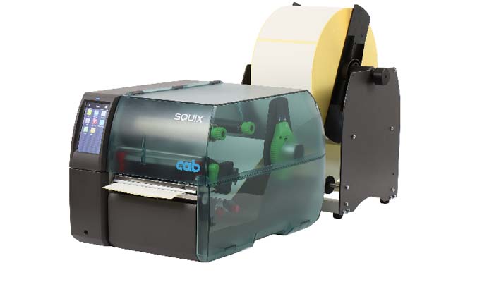 Industriedrucker mit transparentem Gehäuse und angeschlossenem externen Abwickler für Großrollen – ideal für lange Etikettendruckläufe.