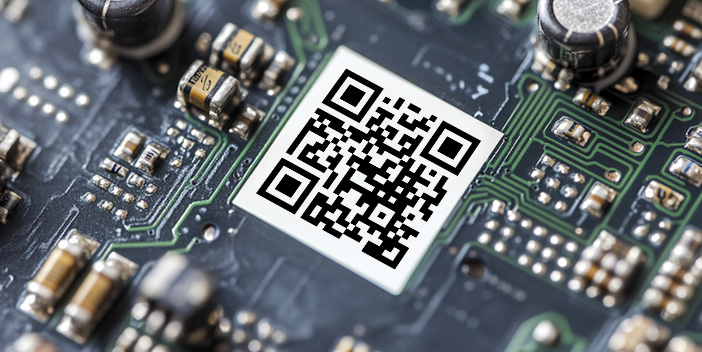 Etikett mit QR-Code auf einer Leiterplatte zur R&uuml;ckverfolgbarkeit und Identifikation im industriellen Einsatz.
