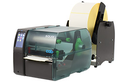 Etikettendrucker mit angeschlossener Großrolle über externen Abwickler für den industriellen Einsatz.