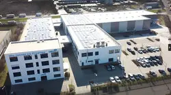 Luftaufnahme der Labelident GmbH mit neuer Logistikhalle f&uuml;r mehr Lagerkapazit&auml;t und effizienteren Versand.
