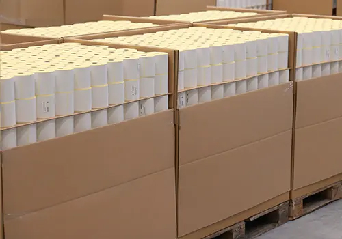 Palettenware mit hunderten Etikettenrollen, versandbereit im Lager von Labelident f&uuml;r Gro&szlig;bestellungen mit attraktiven Preisstaffeln bis 800 St&uuml;ck.