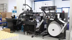 Moderne Etiketten-Produktionsmaschine im Einsatz bei Labelident &ndash; Symbol f&uuml;r das schnelle Unternehmenswachstum und die Erweiterung der Produktionsfl&auml;chen ab 2014.