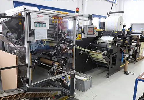 Eine industrielle Stanzmaschine in der Etikettenproduktion im Einsatz bei Labelident. 