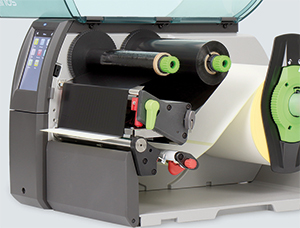 Offener Thermotransferdrucker mit eingelegtem Farbband und Etikettenrolle f&uuml;r hitzebest&auml;ndige Etikettierung.