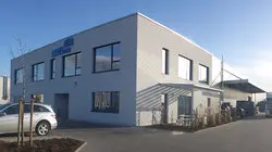 Zweist&ouml;ckiges Verwaltungsgeb&auml;ude von Labelident mit angrenzender Produktions- und Lagerhalle nach dem Umzug ins Maintal im Jahr 2012.