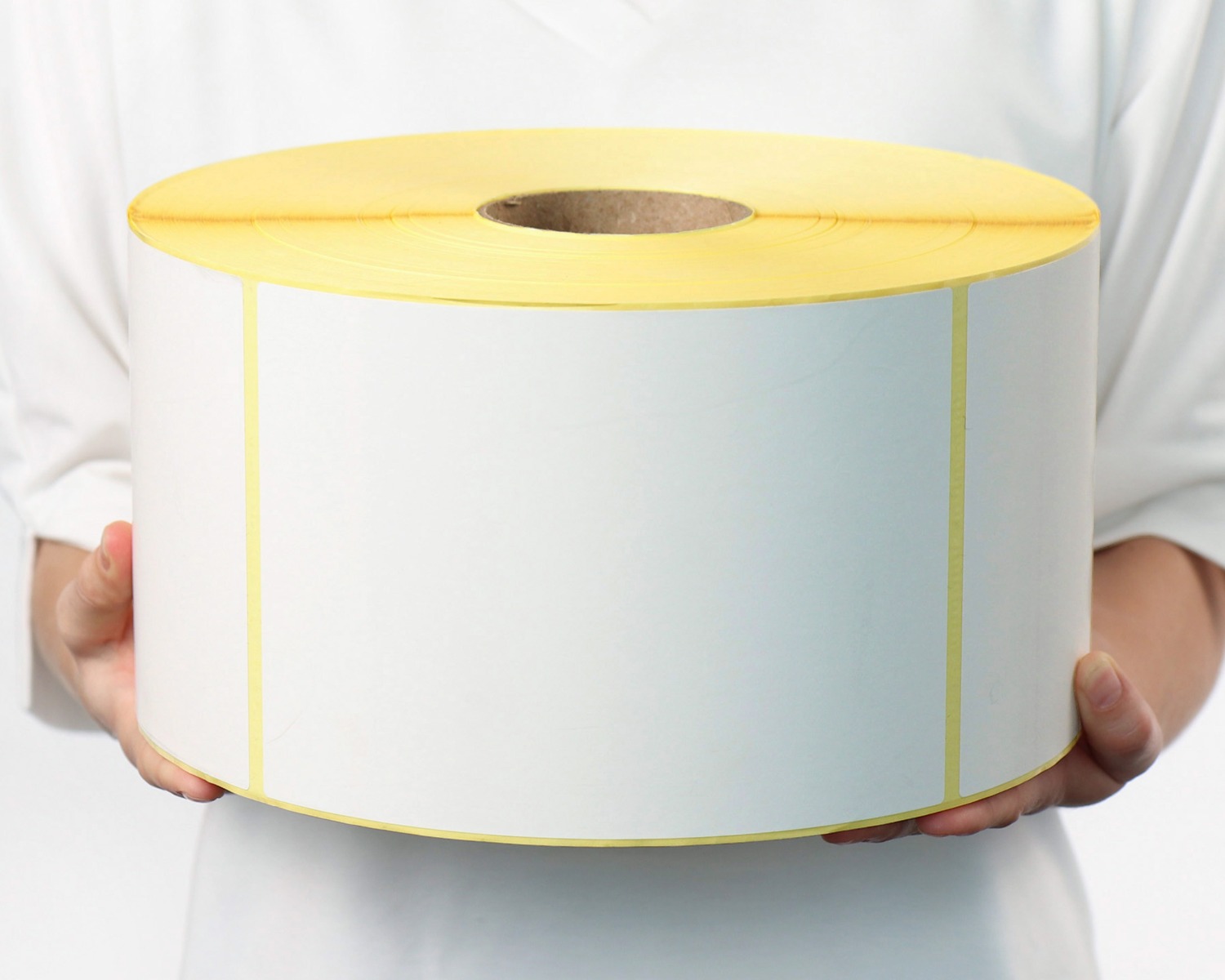 Person h&auml;lt eine XXL-Etikettenrolle mit gro&szlig;em Au&szlig;endurchmesser &ndash; ideal f&uuml;r den industriellen Einsatz in Druckmodulen und Print Engines.