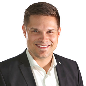 Mitarbeiter des Labelident-Supports bietet fachkundige Beratung mit einem freundlichen L&auml;cheln.