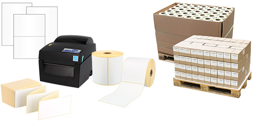 Versandlabels auf Rolle, Bogen und Leporello sowie Palettenware mit Etiketten und ein Etikettendrucker für den Paketversand.