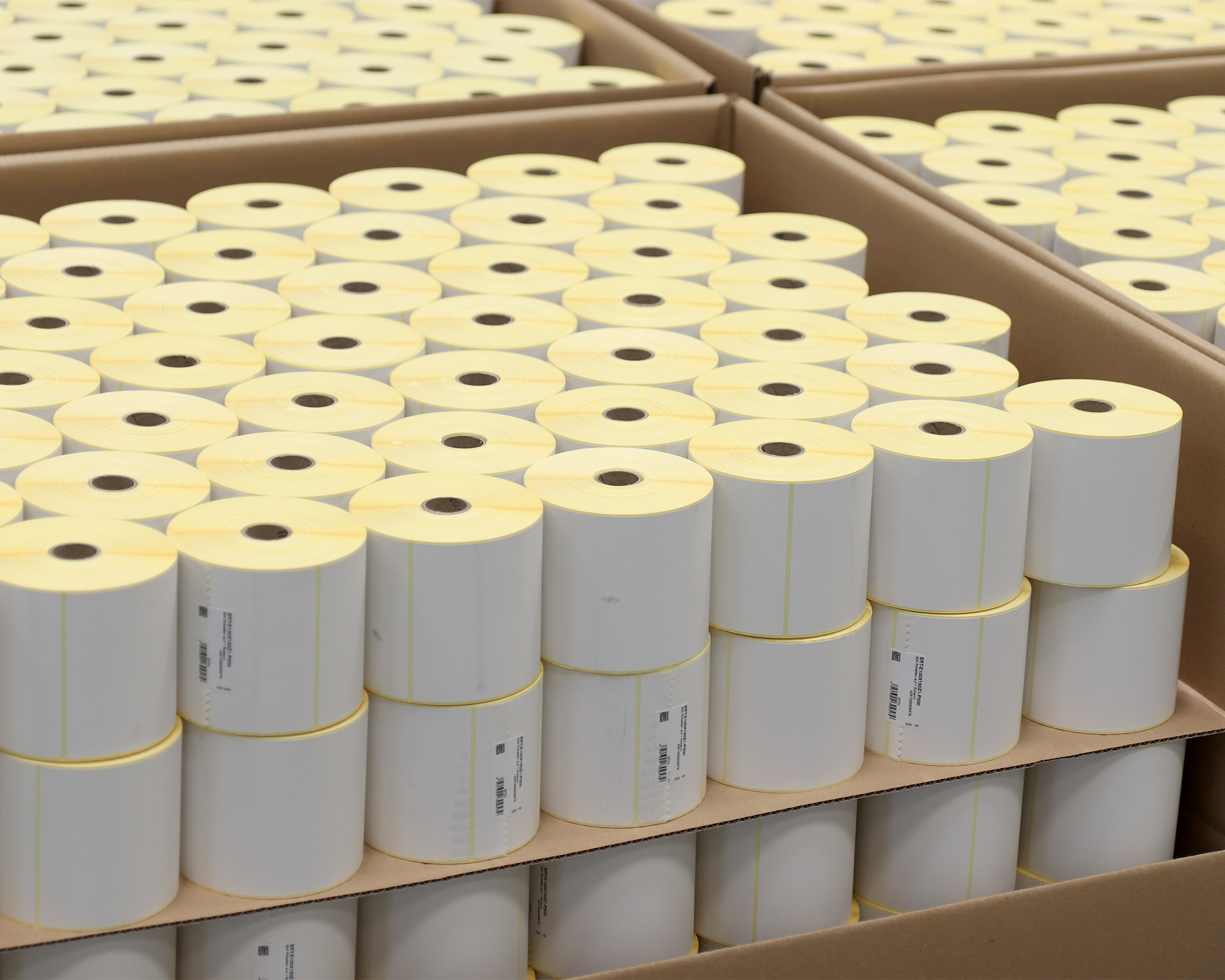 Etiketten in gro&szlig;en Mengen auf Paletten gestapelt und versandbereit f&uuml;r die Spedition.