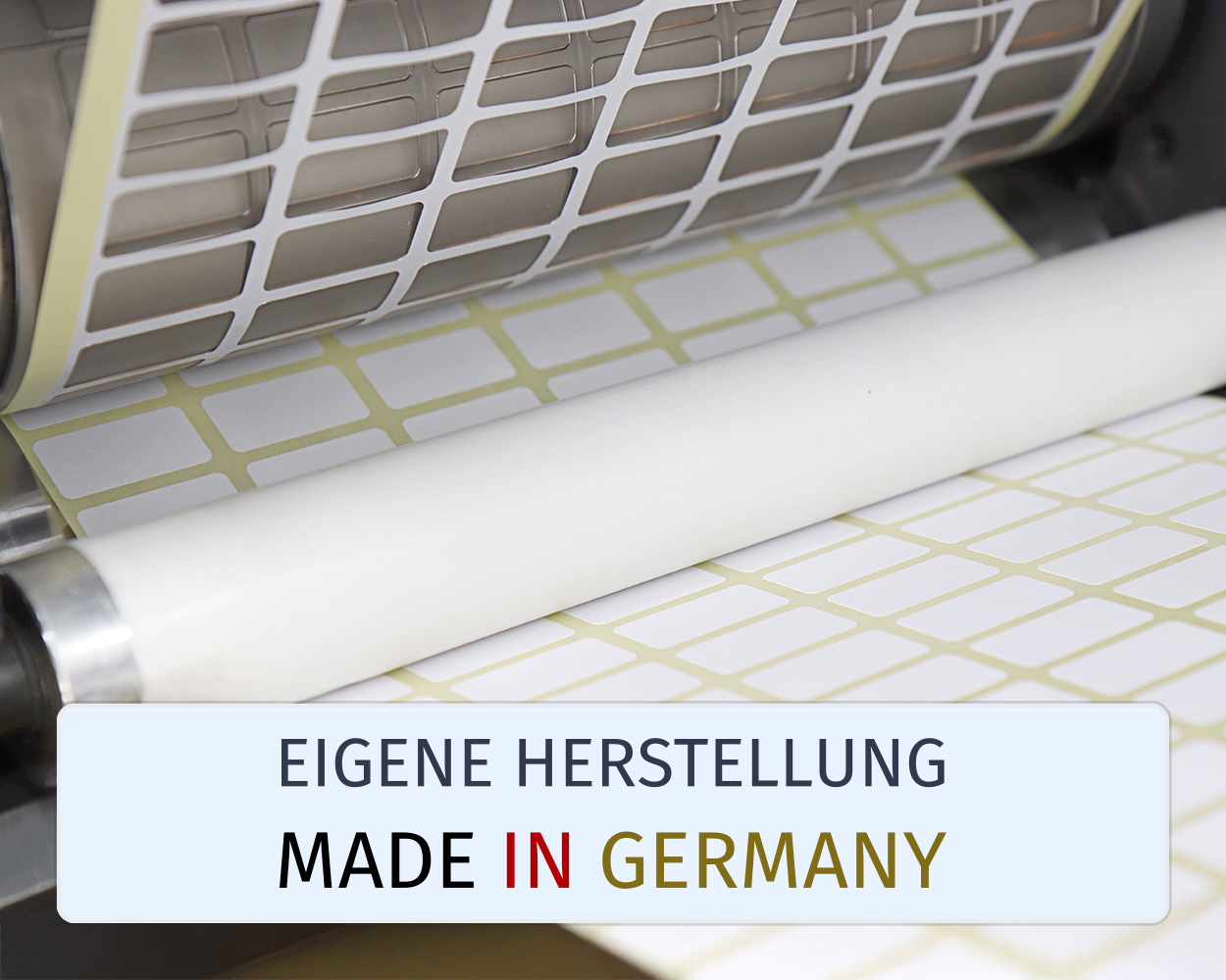 Individuelle Etiketten im Wunschformat werden auf einer Stanzmaschine gefertigt &ndash; eigene Herstellung in Deutschland.